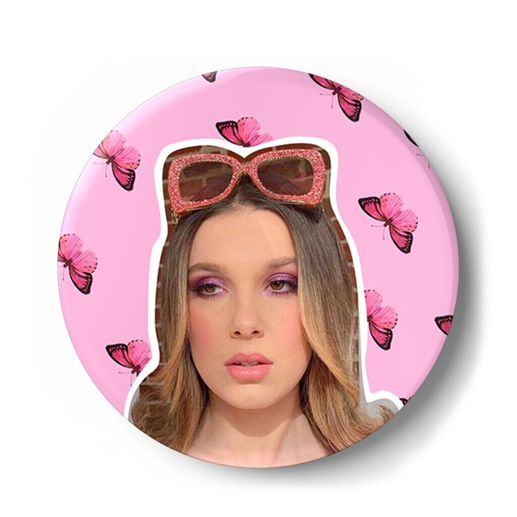 przypinka Millie Bobby Brown Pink - obrazek 1