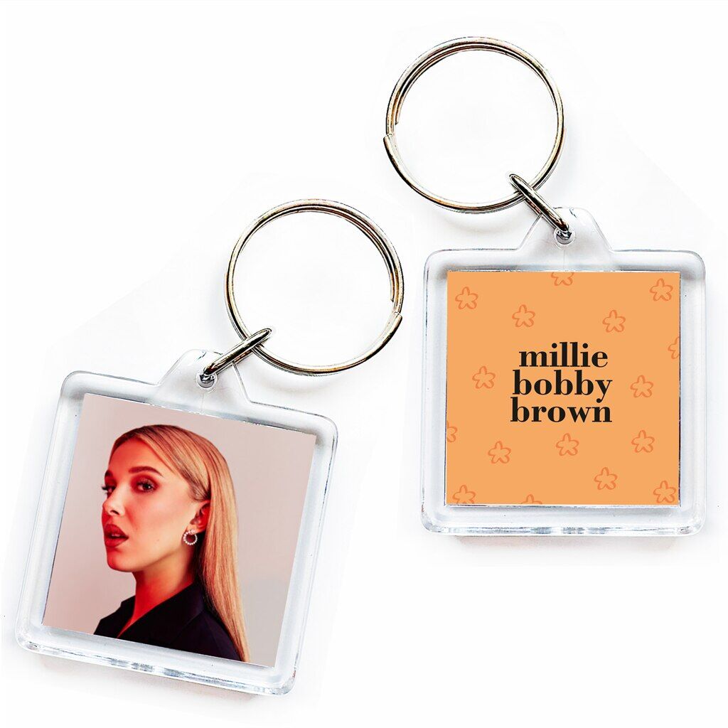 brzoskwiniowy brelok millie bobby brown