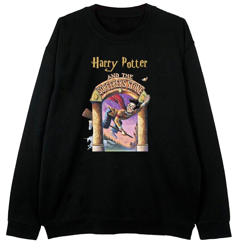 czarna bluza z okładką książki harry potter i kamień filozoficzny
