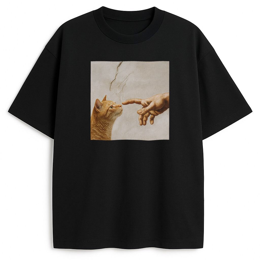 Czarny t-shirt z obrazem kota inspirowanym freskiem - koszulka z renesansowym kotem w galerianym klimacie