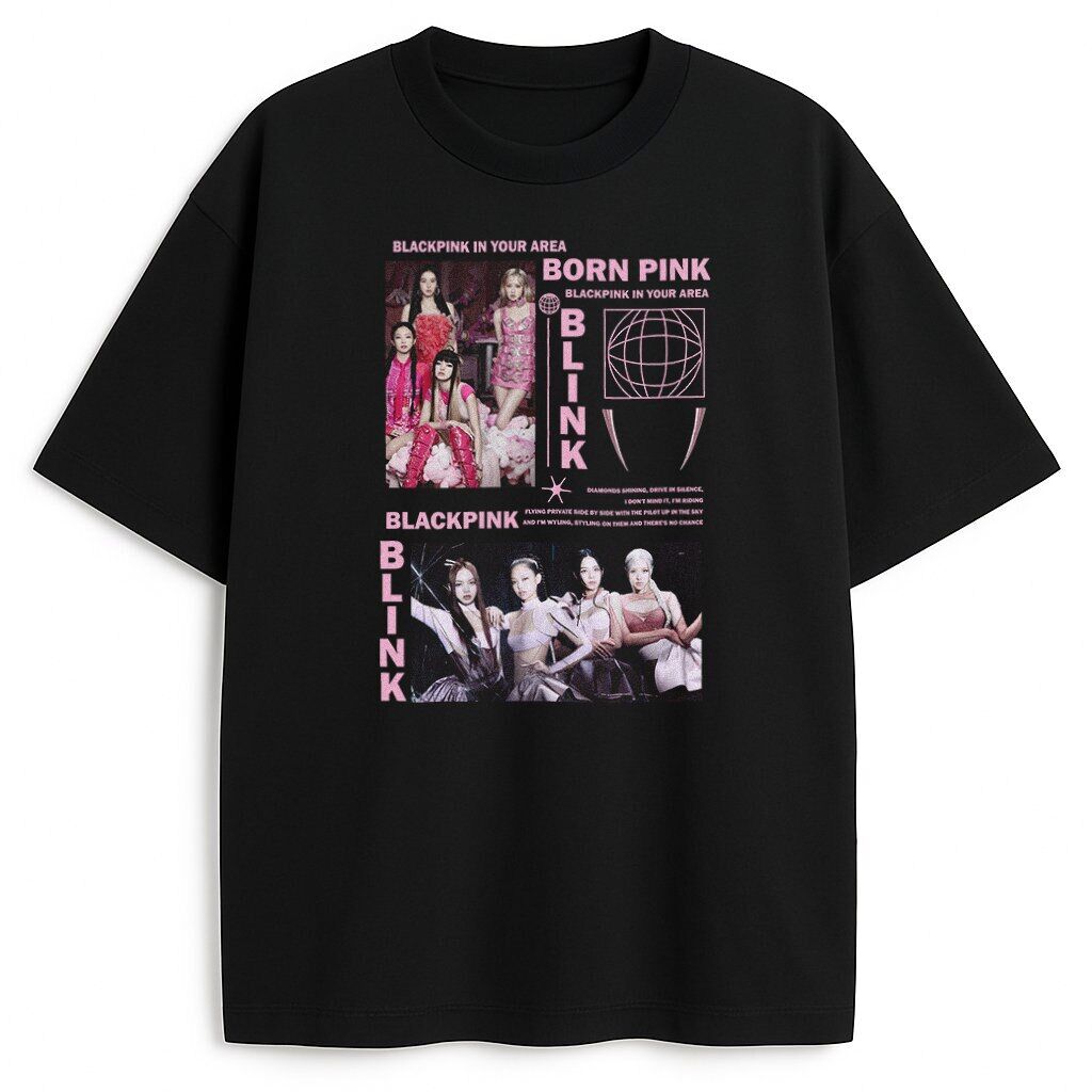 Czarny T-shirt Blackpink Pink Venom – fanowski merch Pink Venom na Born Pink. Czarny T-shirt Blackpink Pink Venom z kontrastową różową grafiką, zdjęciami Jisoo, Jennie, Rosé i Lisa w luksusowych pozach Born Pink, globe i tekstami "BORN PINK BLINK BLACKPINK IN YOUR AREA" – edgy merch dla pasjonatów K-pop.