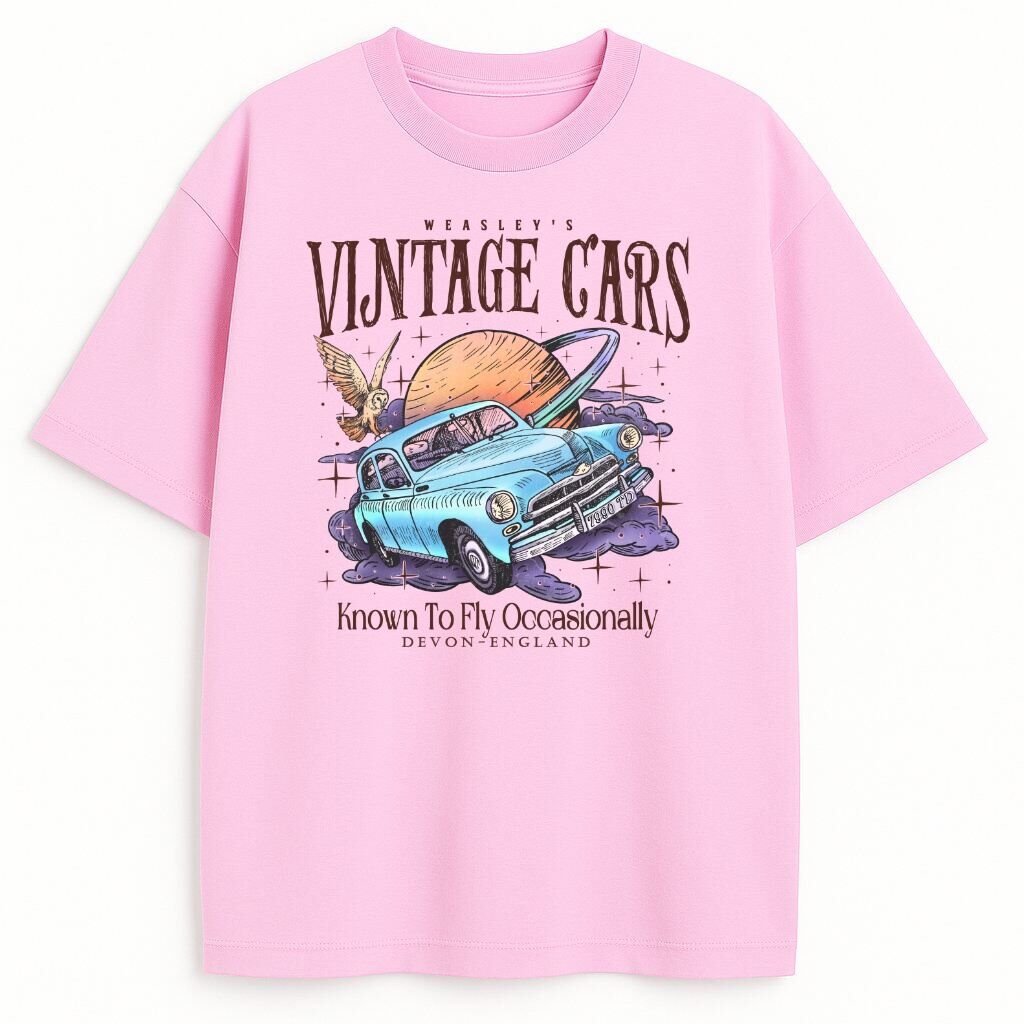 Różowy T-shirt Weasleys Vintage Cars z niebieskim autem i planetami