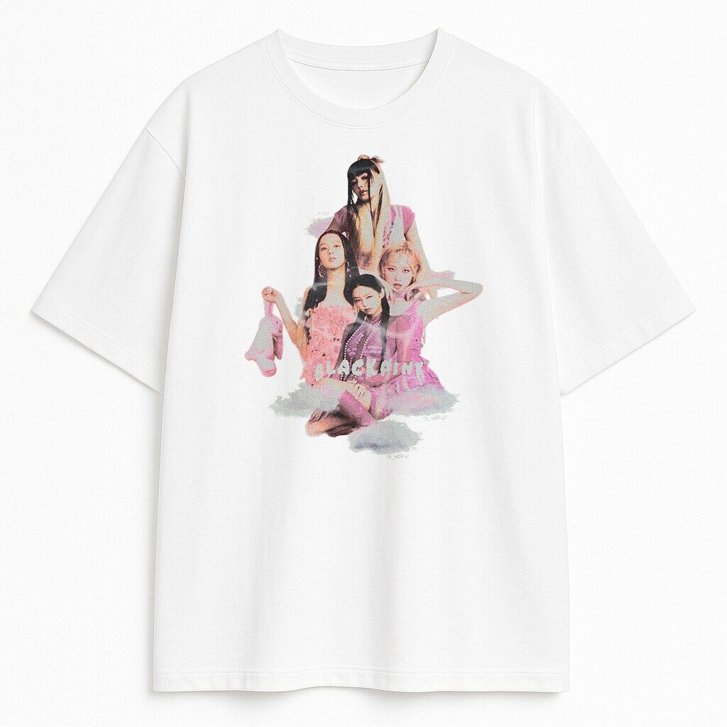 Przód T-shirt Blackpink Clouds – marzycielski design z grupą w pastelach T-shirt Blackpink Clouds przód z wizerunkiem Jennie Jisoo Rosé Lisa w różowych strojach na chmurach