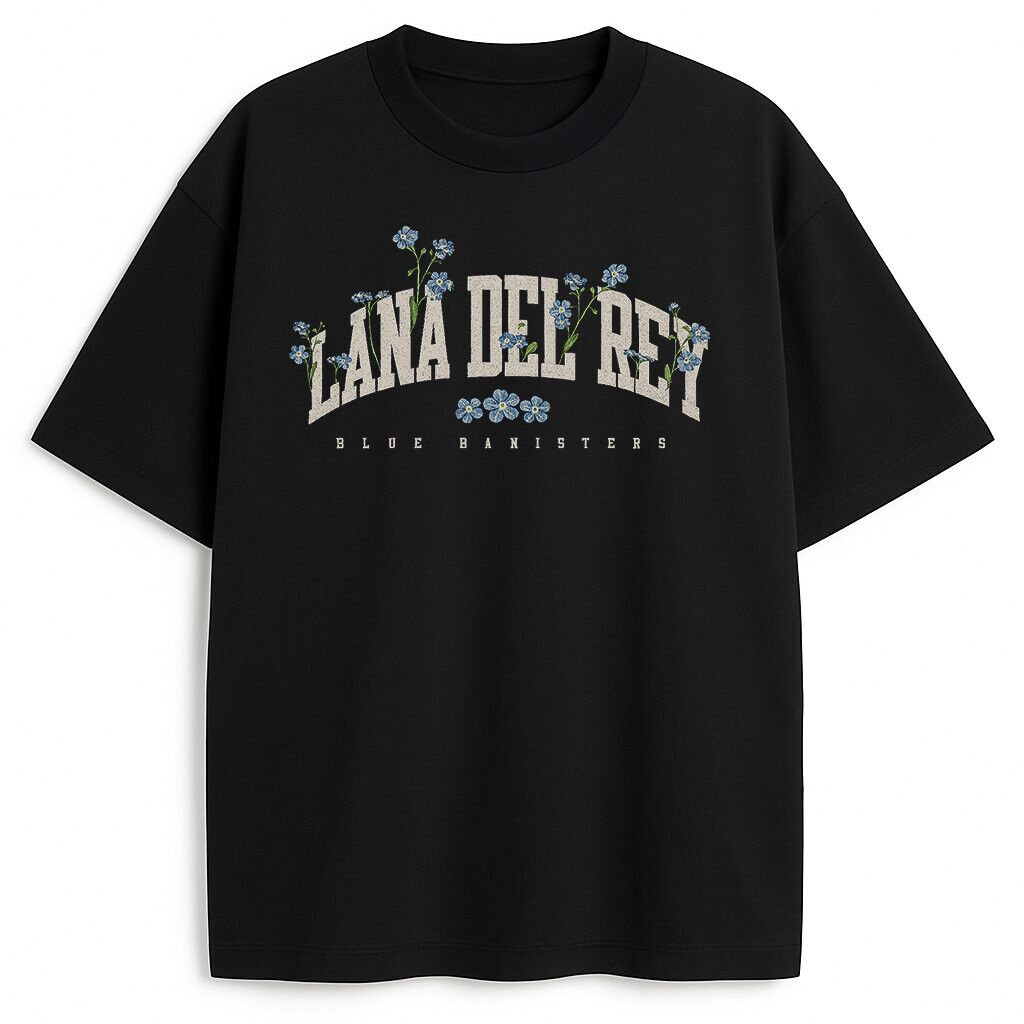 T-shirt Lana Del Rey Blue Banister Flowers – indie vibe z florystycznym twistem Koszulka z napisem Lana Del Rey i niebieskimi kwiatami w stylu vintage