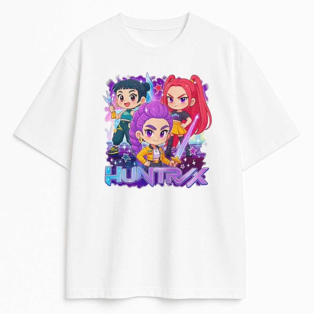Biały T-shirt z nadrukiem Huntrix Rumi Mira Zoey T-shirt Huntrix Rumi Mira Zoey biały – chibi cute design dla fanów K-pop