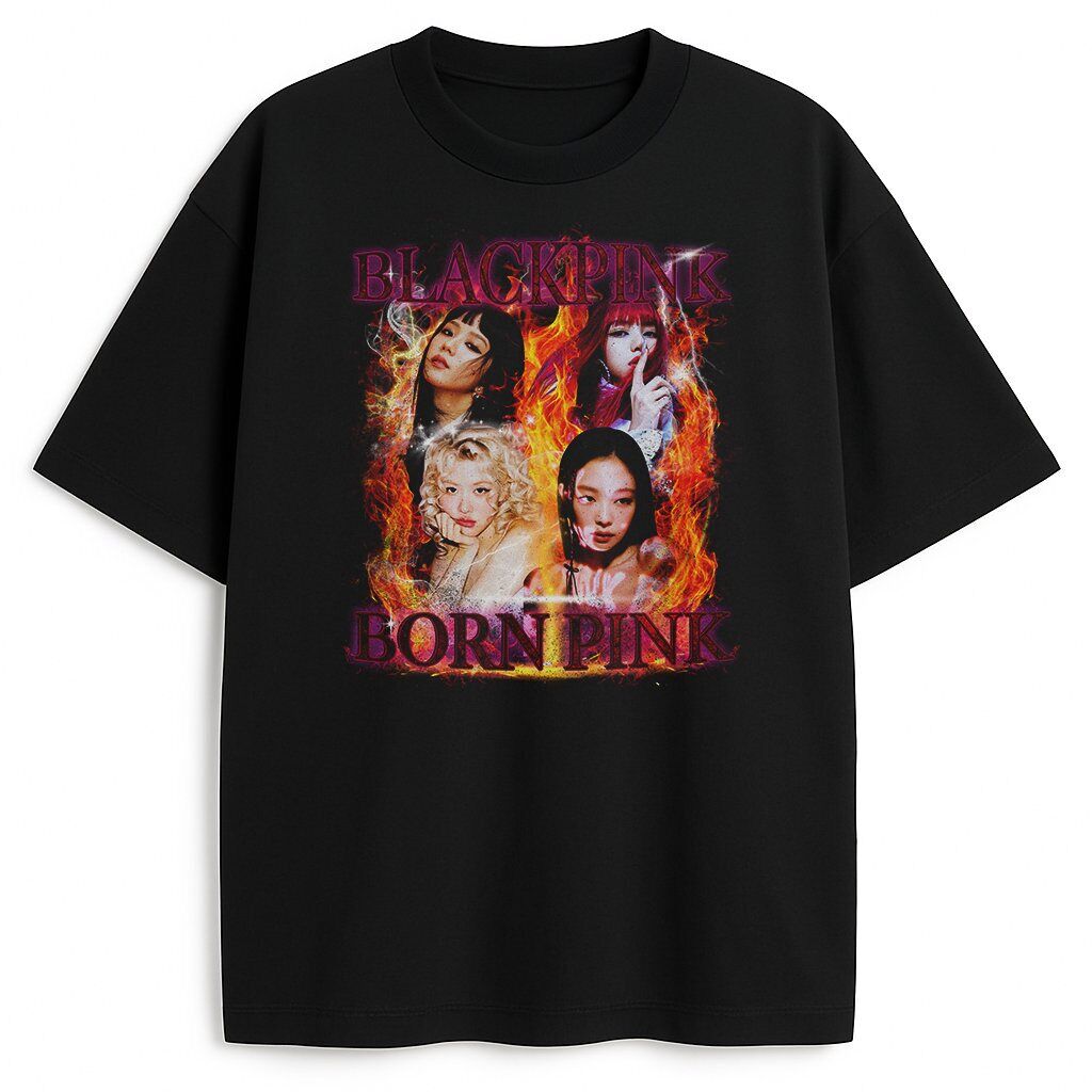 Czarny T-shirt Blackpink Bootleg Fire – bootleg design z ogniem dla BLINK. Czarny T-shirt Blackpink Bootleg Fire z grafikami Jisoo, Jennie, Rosé, Lisa w płomieniach i tekstem Born Pink – wygodny merch dla fanów K-pop.