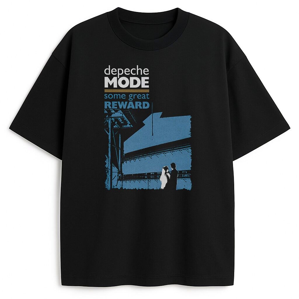 T-shirt Depeche Mode Some Great Reward – Wersja Czarna z Ikoniczną Okładką Czarny T-shirt Depeche Mode Some Great Reward z niebieskim nadrukiem pary na fabrycznym tle