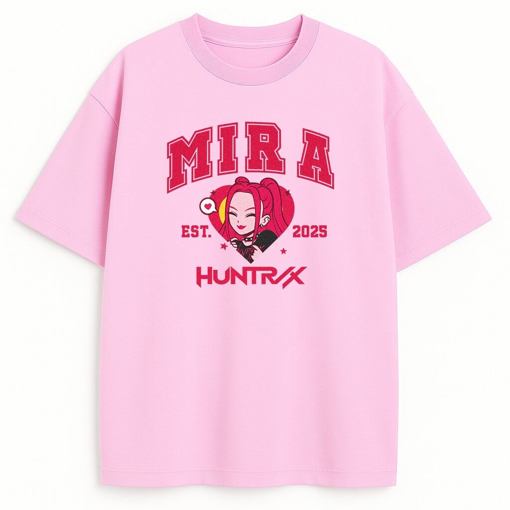 Różowy T-shirt Huntrix College Mira z rebeliantką w stylu college, must-have dla miłośników anime i K-popu.