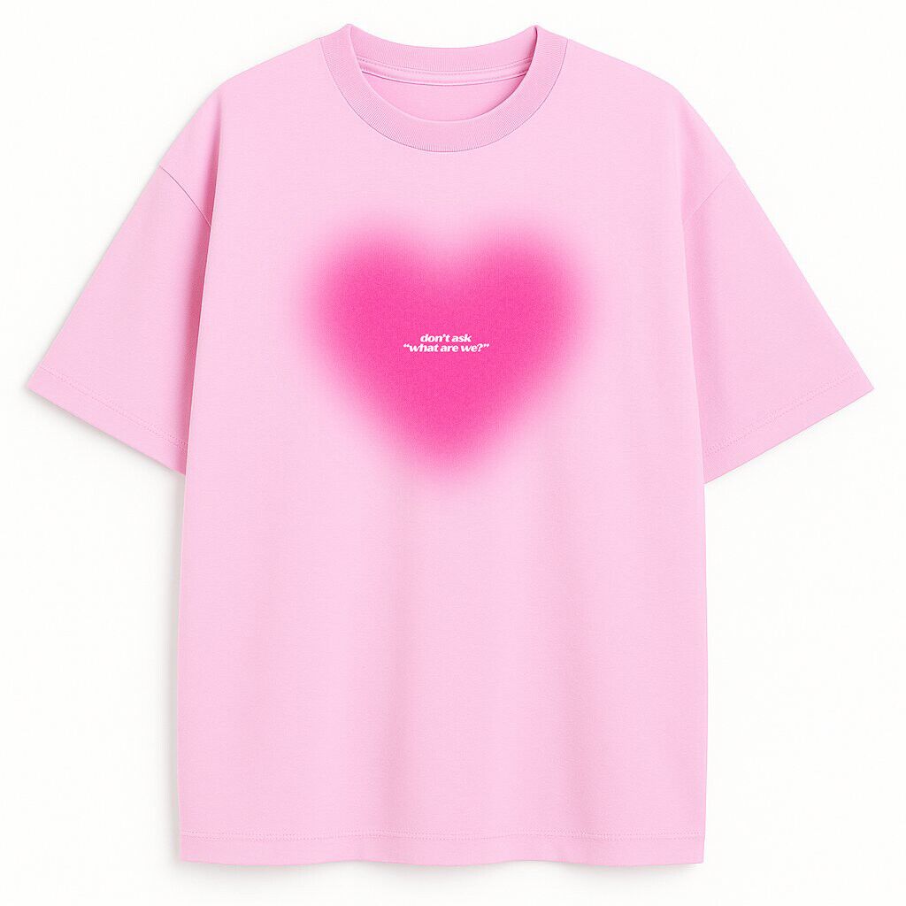 Różowy T-shirt Stray Kids Don't Ask z napisem „don’t ask what are we?”