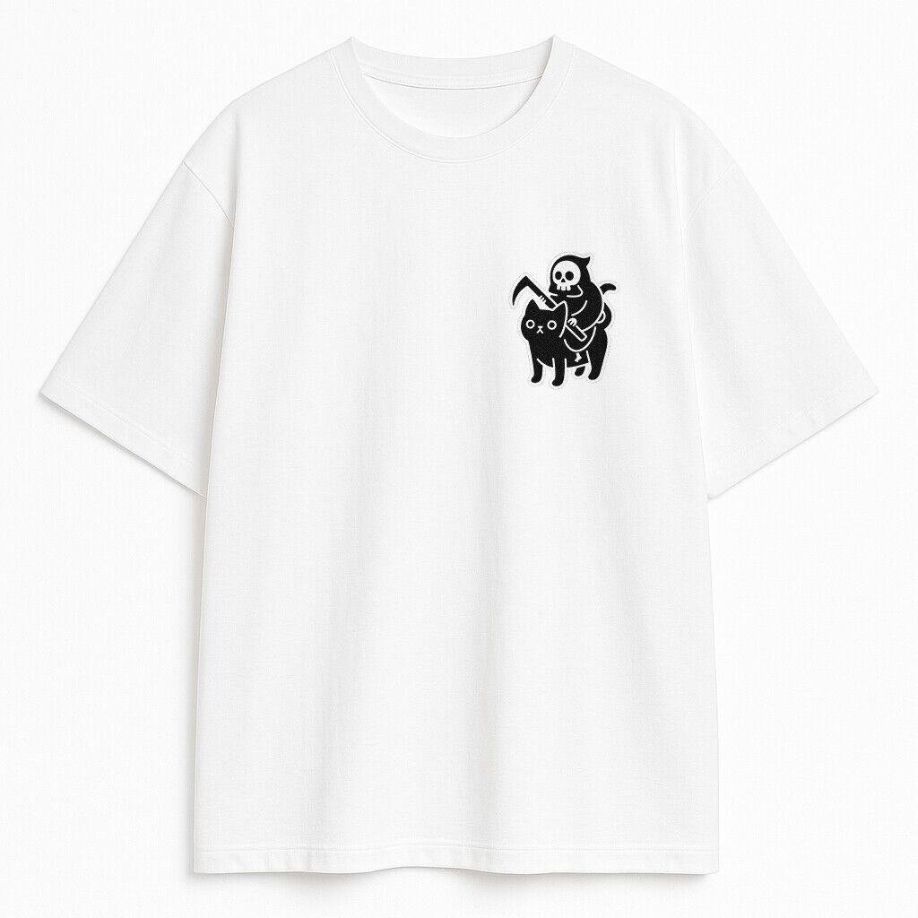 Biały t-shirt z małym nadrukiem cat grim reaper na piersi - minimalistyczna koszulka dla fanów kocich memów