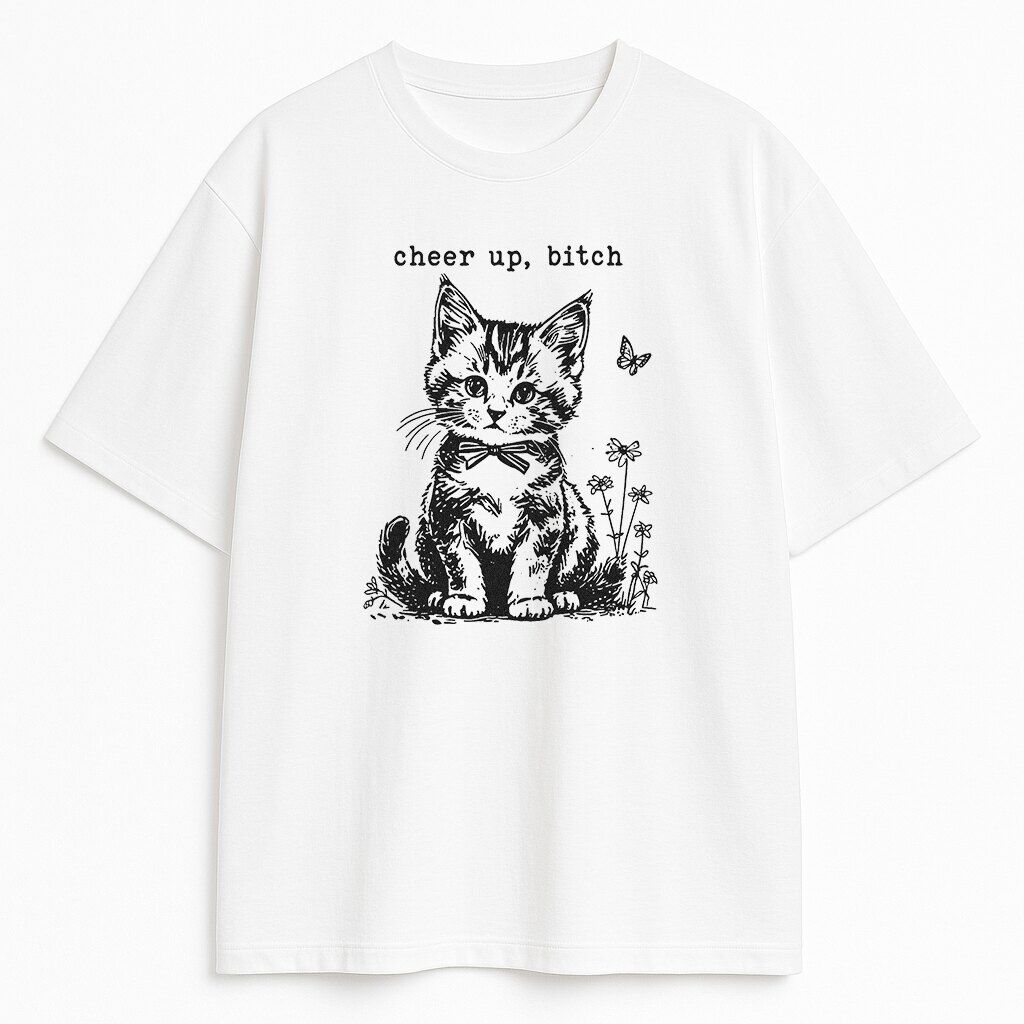 T-shirt Cheer up Bitch z czarno-białym rysunkiem kotka w stylu vintage i zadziornym napisem na białej bazie