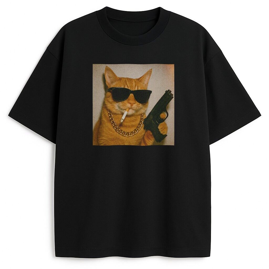 Czarna koszulka - kontrast i charakter Koszulka kot gangster w stylu y2k na czarnej bazie - kontrastowy kadr dla fanów streetwear i kociego humoru