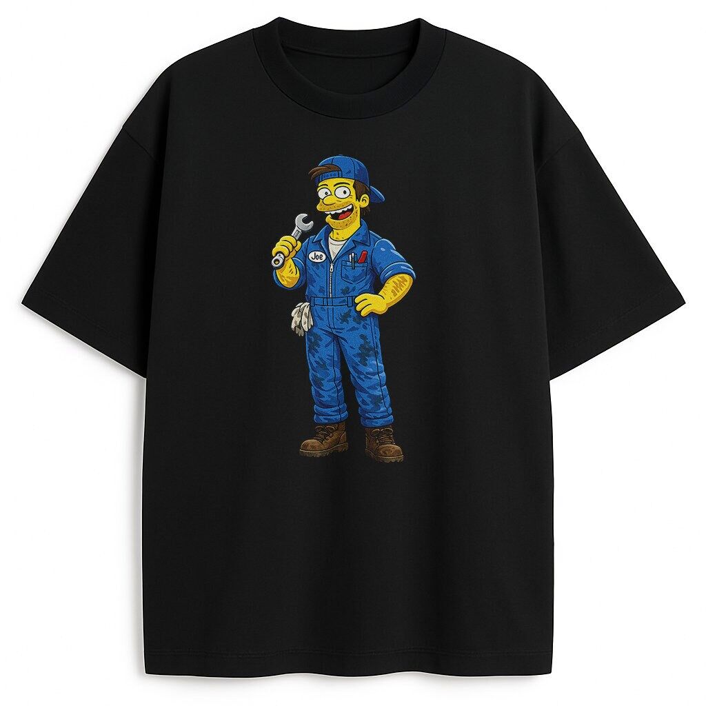 Czarna koszulka mechanik komiks przód Czarna koszulka z nadrukiem mechanika w stylu komiksowym, widok z przodu