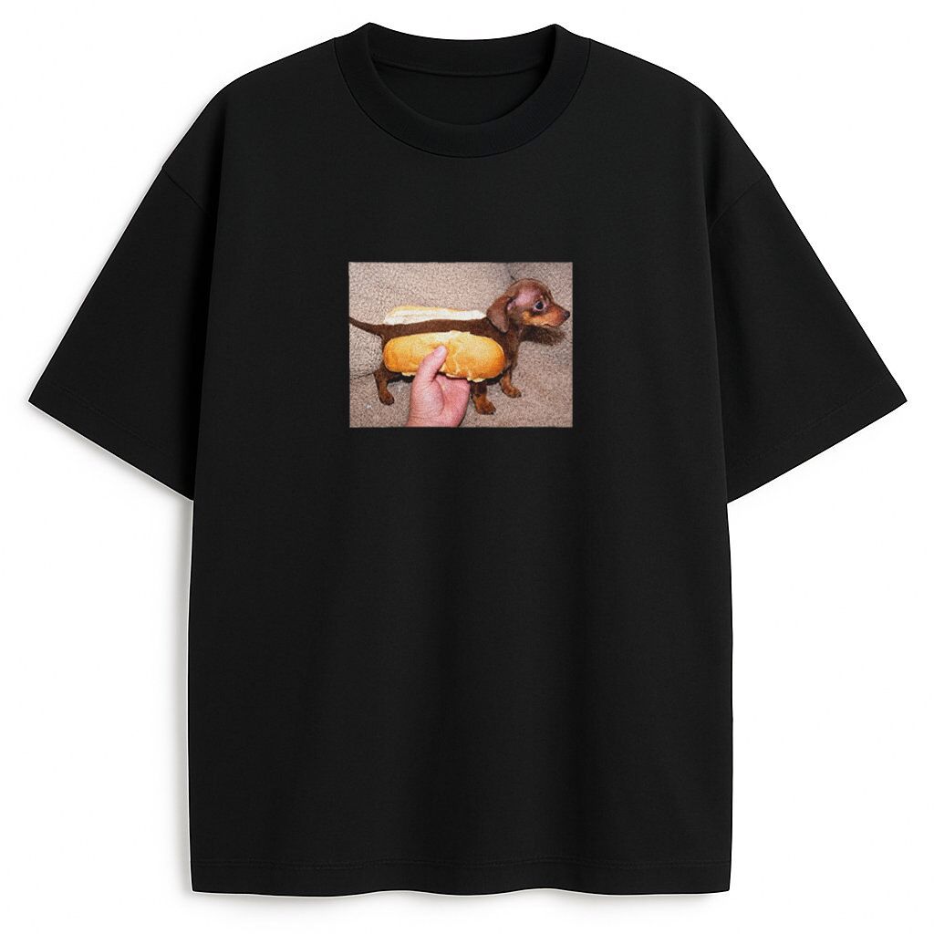 czarny t-shirt z jamnikiem meme w bułce